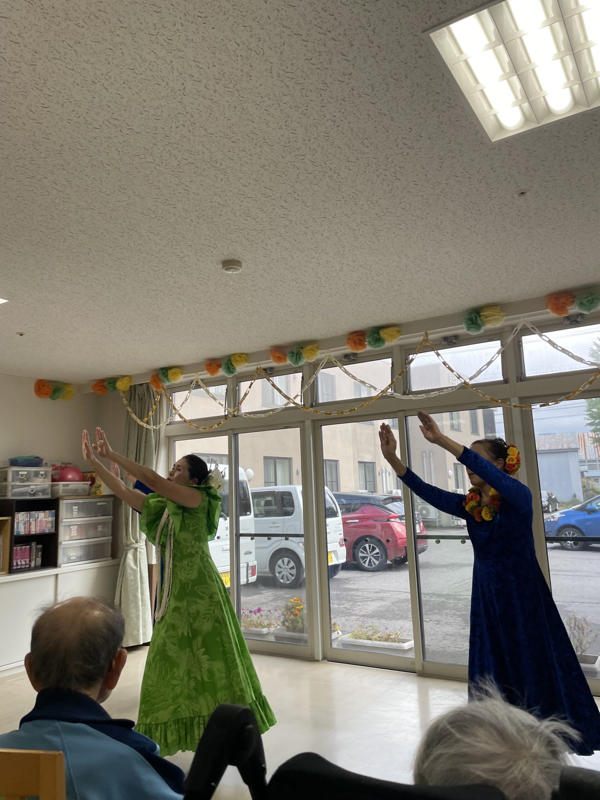 こもれびでフラダンス🌻